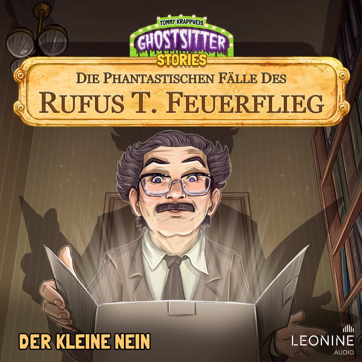 Die gezeichnete Version von Rufus T. Feuerflieg schaut in einen Karton, die von innen leuchtet. Darüber hängt ein Schild mit "Ghostsitter Stories: Die Phantastischen Fälle des Rufus T. Feuerlieg" und unten steht "Der kleine Nein"