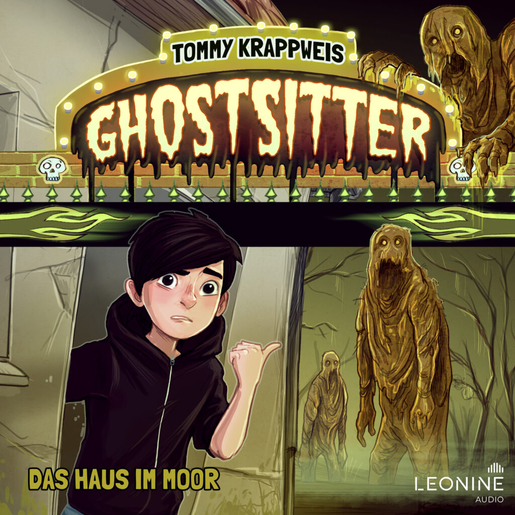 Bildbeschreibung: Das Bild ist ein düster und humorvoll gestaltetes Cover im Comic-Stil für ein Hörspiel. Es vermittelt eine Mischung aus Grusel und Abenteuer. Oben im Bild: - Der Hintergrund ist dunkel und neblig, mit einem Hauch von grünlichem Schimmer. - In der Mitte oben steht der Titel „GHOSTSITTER“ in großen, leuchtenden Buchstaben. Die Schrift wirkt wie aus Schleim geformt – dick, tropfend und leicht verzerrt, als würde sie von Geisterhand geschrieben. - Über dem Titel steht der Name des Autors: „Tommy Krappweis“ in schlichter schwarzer Schrift, weiß umrandet. - Unter dem Titel sind kleine Totenkopf-Symbole und grüne Schnörkel, die das Geisterhafte unterstreichen. Links unten: - Ein gezeichneter Junge mit kurzem dunklem Haar und schwarzem Kapuzenpulli ist zu sehen. Er schaut aus der Zuschauendeperpektive besorgt nach links und zeigt mit dem Daumen auf die rechte Bildhälfte mit drei Moormonstern. Seine Augen sind weit geöffnet, sein Gesichtsausdruck ist angespannt – als hätte er gerade etwas Unheimliches entdeckt. - Hinter ihm steht ein altes, verfallenes Haus mit schiefer Fassade. Es wirkt verlassen und steht inmitten einer nebligen Moorlandschaft. Rechts unten: - Drei geisterhafte Gestalten stehen nebeneinander im Nebel. Ihre Körper sind wie aus Schlamm oder Moor geformt. - Ihre Gesichter sind unförmig mit leuchtend gelben Augen. – sie wirken wie untote Moorbewohner. - Der Nebel um sie herum verstärkt die unheimliche Atmosphäre. Text und Logos: - Links unten steht in gelber Schrift: „Das Haus im Moor“ – der Titel dieser Episode. - Rechts unten befindet sich das Logo von LEONINE Audio, dem Hörspielverlag.
