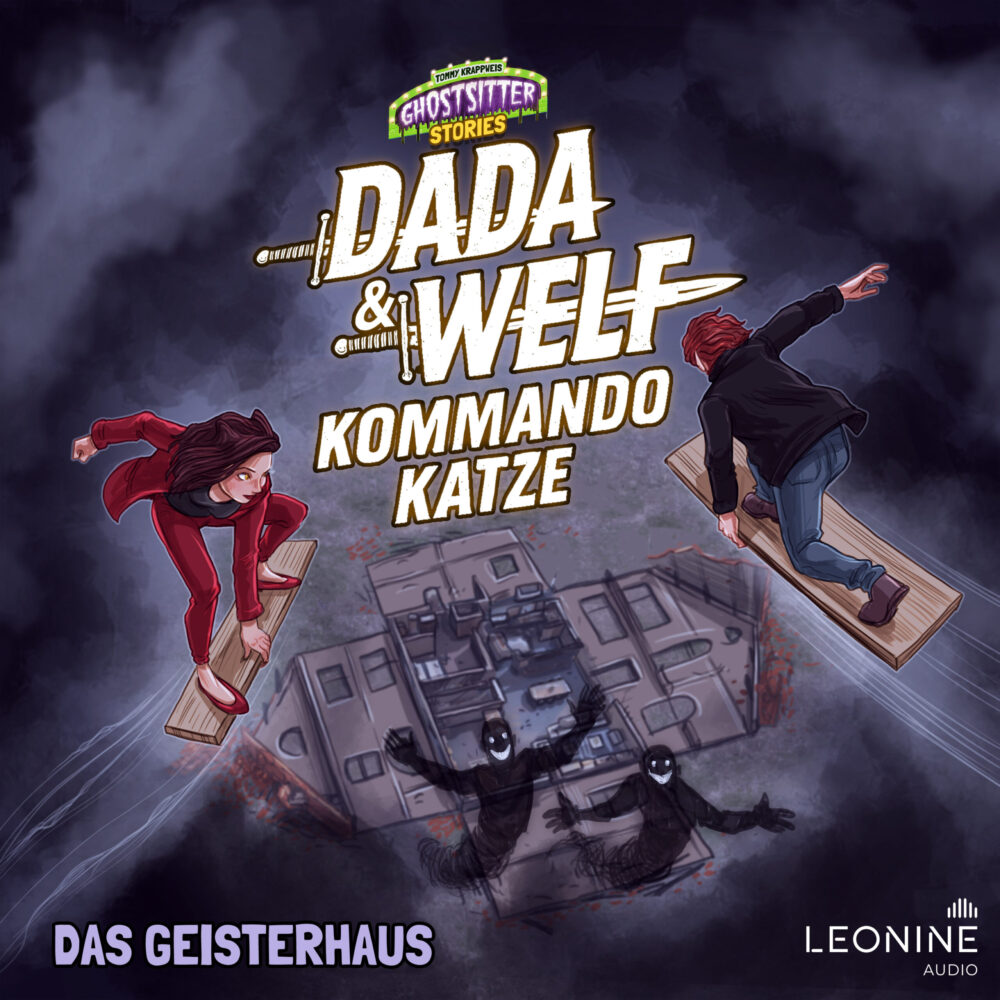 Das Bild zeigt ein düsteres, geisterhaftes Szenario im Stil eines illustrierten Hörspiel‑Covers. Im Vordergrund schweben zwei gezeichnete Figuren auf langen, schmalen Holzplanken durch die Luft, als würden sie darauf surfen. Die linke Figur trägt rote Kleidung und wirkt jung und energiegeladen. Die rechte Figur trägt dunkle Kleidung und hat einen eher ernsten Ausdruck. Unter ihnen liegt ein altes, unheimliches Haus, teilweise im Nebel verborgen. Das Gebäude wirkt verlassen: dunkle Fenster, schiefer Dachfirst, fahle Beleuchtung. Aus dem Nebel steigen zwei geisterhafte Schattenwesen mit leuchtenden Augen nach oben. Ihre Körper sind schemenhaft, fast rauchig, und ihre langen Arme strecken sich in Richtung der beiden Figuren. Der Hintergrund ist dunkelblau bis schwarz, mit Nebelschwaden, die eine mystische, leicht bedrohliche Atmosphäre erzeugen. Oben auf dem Cover steht der Titel: „Tommy Krappweis’ Ghostsitter Stories – Dada & Welf – Kommando Katze“ Unten steht der Hinweis „Das Geisterhaus – Leonine Audio“.