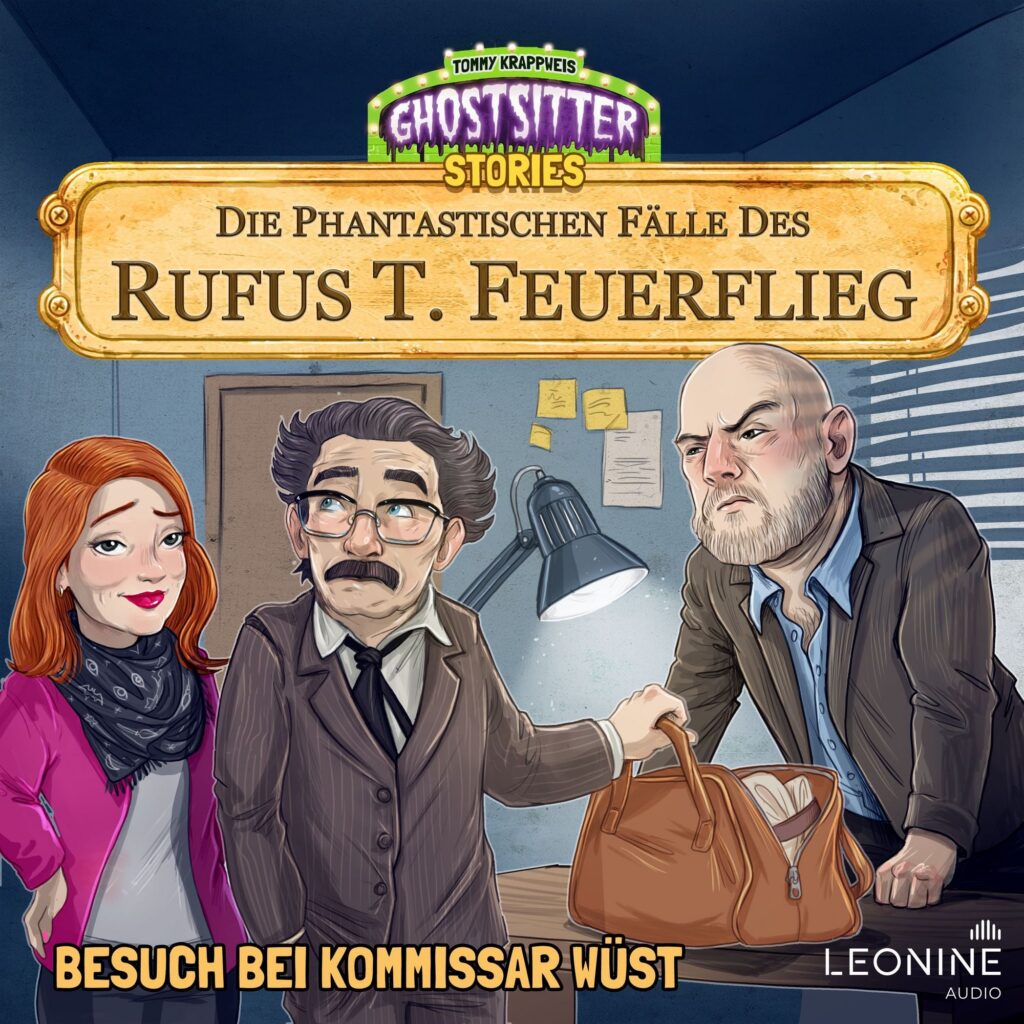 Das Bild zeigt ein illustriertes Cover zu einer Hörspielgeschichte aus der Reihe „Tommy Krappweis Ghostsitter Stories“. Der Untertitel lautet: „Die phantastischen Fälle des Rufus T. Feuerflieg – Besuch bei Kommissar Wüst“. Die Szene spielt in einem Büro, das an ein klassisches Ermittlerzimmer erinnert. Vordergrund – drei Figuren Links steht eine Frau mit leuchtend roten, schulterlangen Haaren. Sie trägt eine pinkfarbene Jacke und einen schwarzen Schal. Ihr Blick ist aufmerksam und leicht skeptisch. In der Mitte steht ein Mann mit braunen Haaren und braunem Schnurrbart. Er trägt einen braunen Anzug mit weißem Hemd und schwarzer Krawatte. Seine Haltung wirkt streng und konzentriert. Rechts lehnt sich ein glatzköpfiger Mann mit blondgauem Vollbart über den Schreibtisch. Er trägt eine braune Jacke über einem blauen Hemd. Sein Gesichtsausdruck ist ernst, als würde er etwas Wichtiges erklären. Schreibtisch und Gegenstände Auf dem Schreibtisch liegt eine braune Tasche, die oben leicht geöffnet ist. Darin sind Papiere oder ein Stoffbündel zu erkennen. Eine Schreibtischlampe wirft warmes Licht auf die Szene und betont die Gesichter der Figuren. Hintergrund An der Wand hängen Notizzettel und Dokumente, wie man sie aus Ermittlungsräumen kennt. Sie verstärken die Atmosphäre eines Kriminalfalls. Logo Unten rechts befindet sich das LEONINE Audio‑Logo.