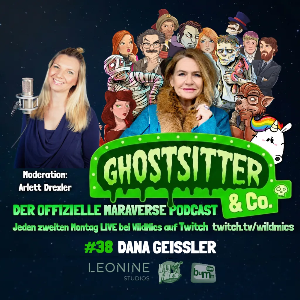 Podcast-Ankündigung zum „Ghostsitter & Co. – Der offizielle Maraverse Podcast“. Links steht Moderatorin Arlett Drexler lächelnd vor einem Mikrofon. Rechts daneben sind zahlreiche gezeichnete Figuren aus dem Maraverse zu sehen. Vor den Figuren ist ein Foto von Dana Geissler zu sehen. Im Vordergrund steht groß das grün leuchtende Logo „Ghostsitter & Co.“ Darunter der Hinweis: „Der offizielle Maraverse Podcast – jeden zweiten Montag LIVE bei WildMics auf Twitch“. #38 Dana Geissler Logos unten: Leonine Studios, WildMics und bumm film. Heute 20 Uhr!