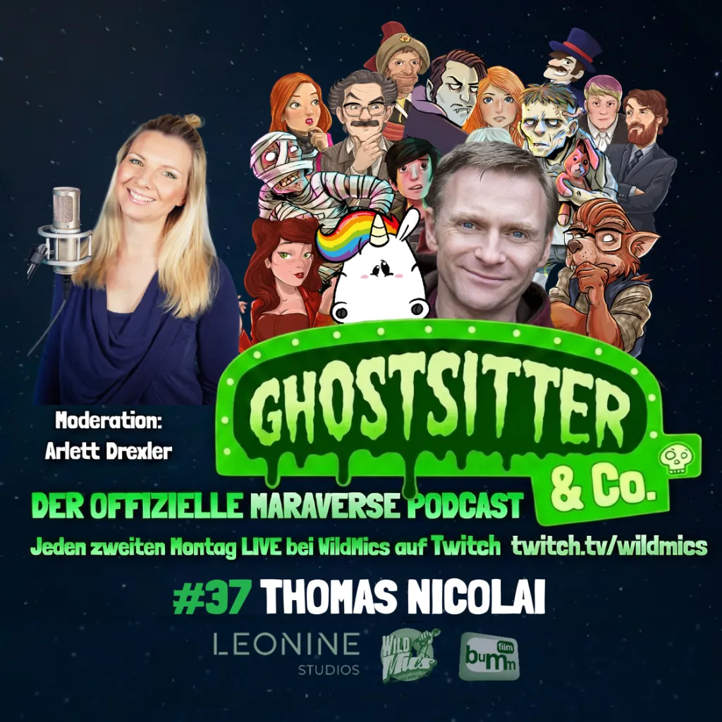 Podcast-Ankündigung zum „Ghostsitter & Co. – Der offizielle Maraverse Podcast“. Links steht Moderatorin Arlett Drexler lächelnd vor einem Mikrofon. Rechts daneben sind zahlreiche gezeichnete Figuren aus dem Maraverse zu sehen. Vor den Figuren ist ein Foto von Thomas Nicolai neben dem Pummeleinhorn zu sehen. Im Vordergrund steht groß das grün leuchtende Logo „Ghostsitter & Co.“ Darunter der Hinweis: „Der offizielle Maraverse Podcast – jeden zweiten Montag LIVE bei WildMics auf Twitch“. #37 Thomas Nicolai Logos unten: Leonine Studios, WildMics und bumm film.