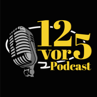 Logo des 12vor5 Podcasts in schwarz mit einem silbernen 50er-Jahre Mikrofon und gelber Schr ift: "12vor5 Podcast"