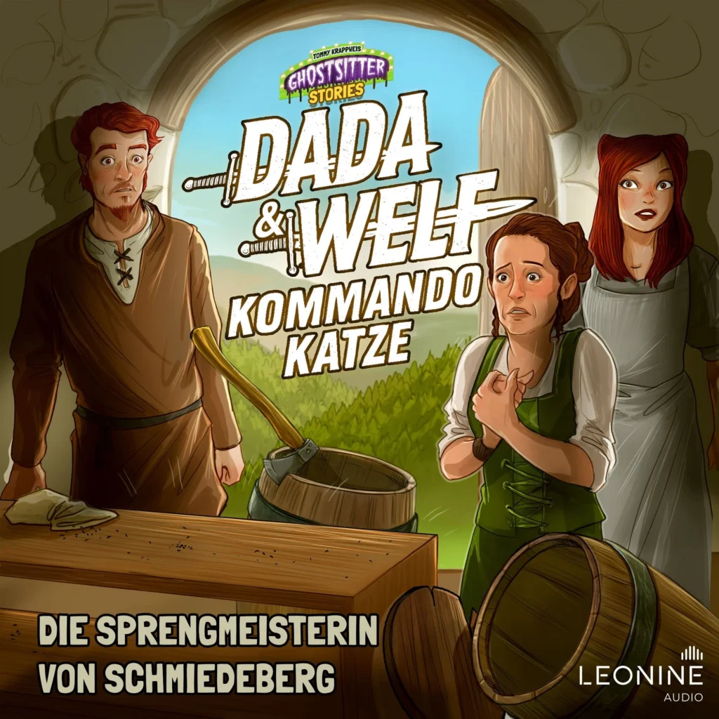 Eine farbenfrohe, comicartige Szene in einem mittelalterlich wirkenden Steingebäude. Im Vordergrund stehen drei Figuren: links ein junger Mann in brauner Tunika mit überrascht geweiteten Augen, Mitte rechts eine Frau in einem grünen Kleid und weißem Hemd mit besorgtem Blick, rechts eine rothaarige Frau in grauer Schürze, die ebenfalls alarmiert wirkt. Vor ihnen stehen ein Holztisch und mehrere Fässer. Durch die offene Tür im Hintergrund sieht man eine sonnige Waldlandschaft. Über der Szene prangt der Titel „Ghostsitter Stories: Dada & Welf – Kommando Katze“, unten der Zusatz „Die Sprengmeisterin von Schmiedeberg“ sowie das Logo „Leonine Audio“.